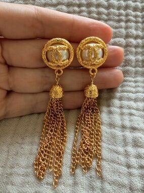✨CHANEL Gold-Tone Pearl Center Tassel Drop Earrings✨
